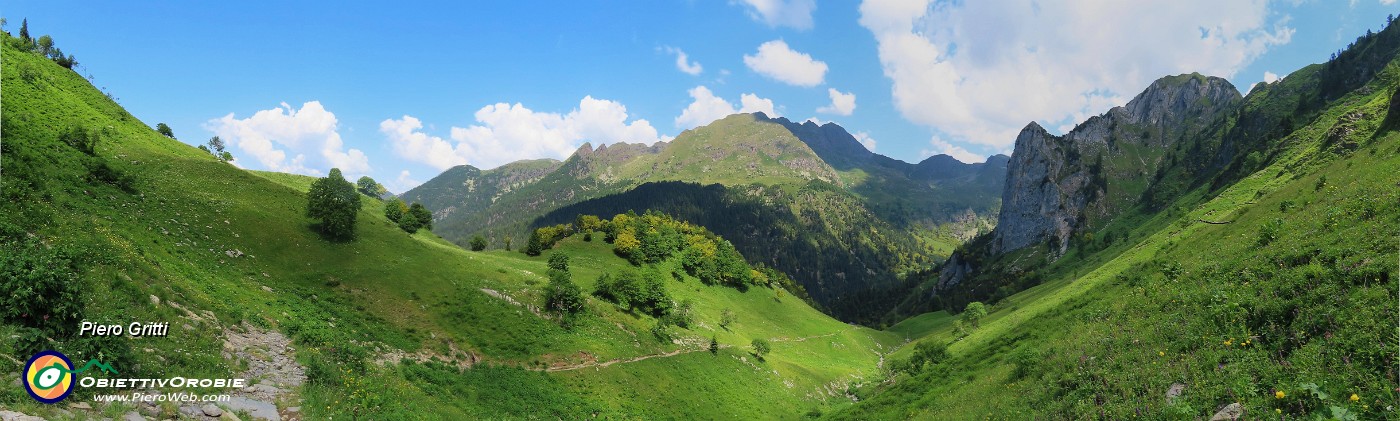 23 Vista sul sent. 219 col torrione del Corno Branchino ed oltre.JPG